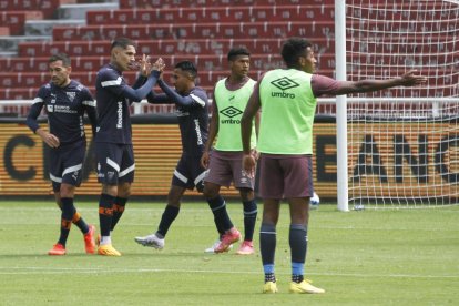 Compañeros celebran con Paolo Guerrero.