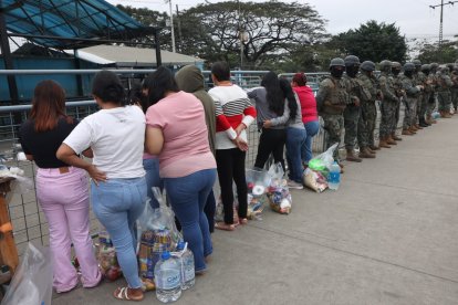 Familiares esperan a que los dejen ingresar con víveres para sus reos.
