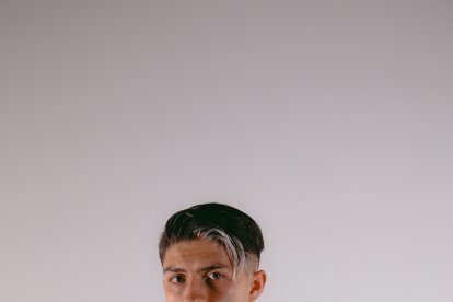 A sus 24 años forma parte de la discográfica independiente NEON16, una de las gigantes de la música.