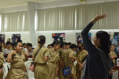 La psicóloga Najah Zouein en una charla interactiva con alumnos de la ANG sobre el manejo de sus emociones.