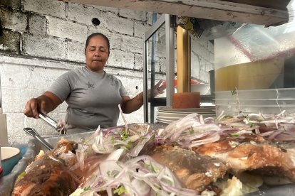 Este plato, al igual que el encebollado de pescado, lleva yuca.