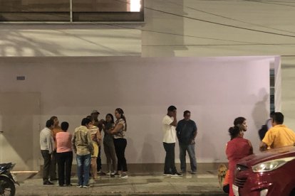 Los familiares de los funcionarios aguardaban noticias en el exterior de la dependencia de Babahoyo.