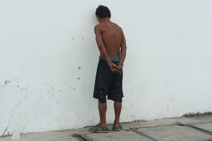 El sujeto detenido fue hallado con un arma de fuego.