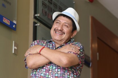 No admite con exactitud cuántos compromisos ha tenido. Solo dice “obviemos eso” cuando se le toca el tema. Tiene cinco hijos, los que ha educado y ya son profesionales.