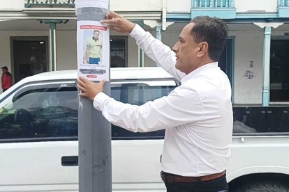 Robén Aponte coloca afiches por las calles y solicita apoyo para localizar a su sobrino David Solano.