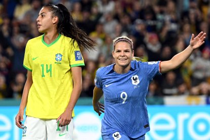 Francia dio el gran golpe en el Mundial femenino al imponerse por 2-1 a Brasil.