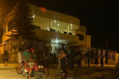 En un departamento de este inmueble hallaron a la pareja sangrante.