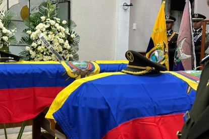 Los restos del mayor Christian Granizo y el cabo Cristian Enríquez fueron velados en el Cuartel Modelo.