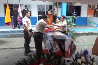 El agente policial fue atacado cuando esperaba el bus para ir a su sitio de trabajo. Sus restos fueron llevados a Buena Fe.