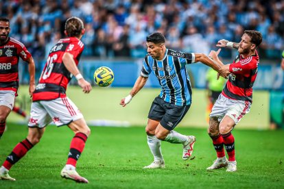 Luis Suárez (c), con Gremio.
