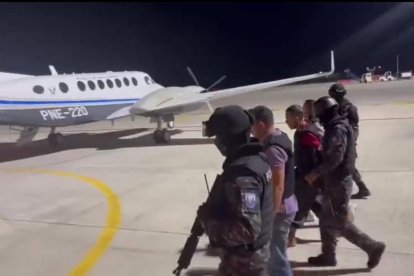 El momento en que trasladan al implicado en el asesinato de Agustín Intriago.