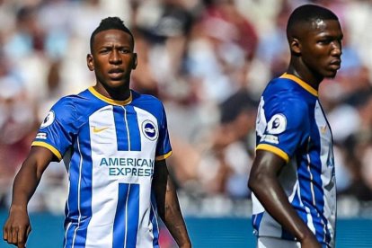 Pervis Estupiñán (i) y Moisés Caicedo (d) son compañeros en el Brighton.