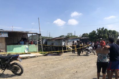 Unos vecinos le pusieron un cartón encima del cadáver hasta que la policía haga el procedimiento.