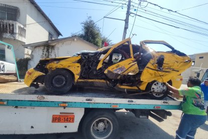 Destrozado quedó el taxi en que viajaban padre e hijo.
