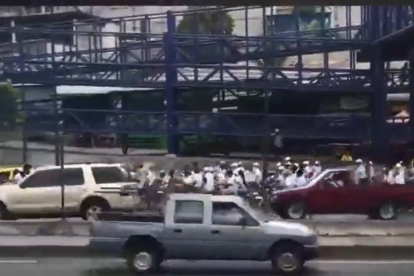 La caravana fue captada en videos, subidos estos a redes sociales.