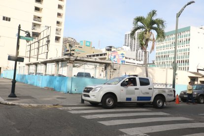 El sitio fue acordonado por agentes policiales para recabar indicios.