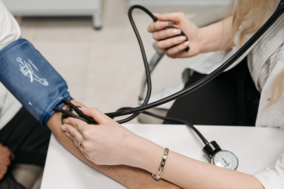 El alcohol eleva la presión arterial.