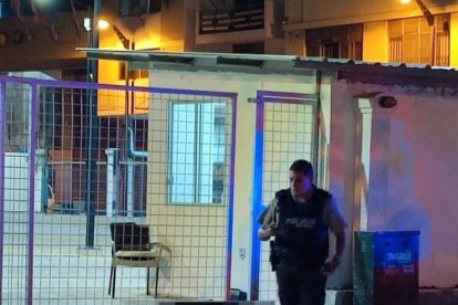 El motociclista trató de caminar y buscar ayuda. Avanzó una cuadra, pero al final falleció.