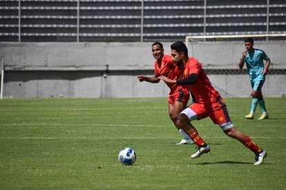 Rómulo Otero (i) pasó el filtro de Sachi Escobar que pidió la llegada de Jeison Medina (d).