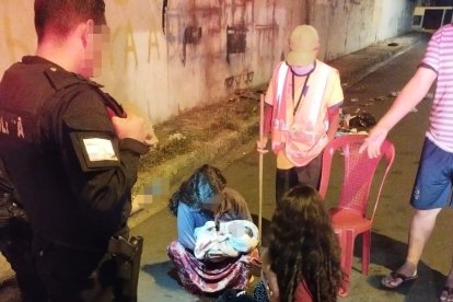 La bebé fue auxiliada por una familia. La envolvieron en sábanas para abrigarla.