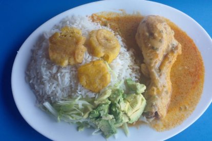 Este plato lo puedes acompañar con ensalada y patacones.