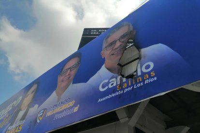 El cartel principal de la sede fue atacado con fuego