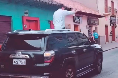 En julio de 2023, Arauz apareció en Chillanes, Bolívar, a bordo del vehículo blindado negro, propiedad de la empresa MMR Group Inc.