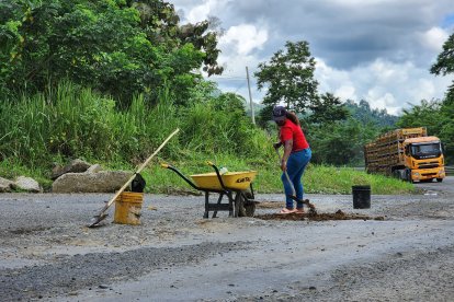 Con lluvia o fuerte sol, con polvo o lodo, Mery Cortez  trabaja porque sabe que sin su sacrificio su familia no lograría tener un bocado de comida.