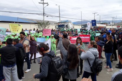 Cuencanos protestan por una supuesta transformación de la administración de la Eléctrica.