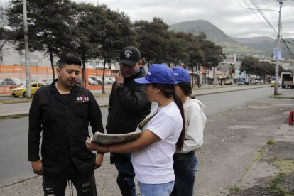 Romario Bravo (izq) espera ganarse una motocicleta.