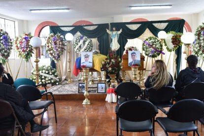 Padre e hijo que murieron en un accidente son velados en Quito.