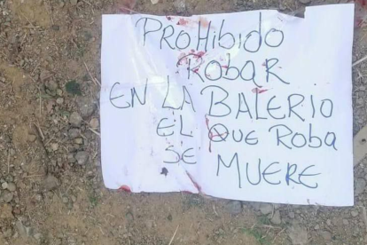 Junto a los cuerpos fue abandonado el mensaje del supuesto motivo del asesinato.