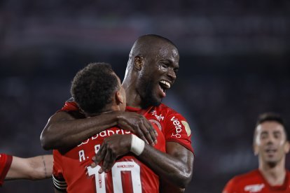 Enner Valencia (c) anotó el único gol del Inter de Porto Alegre, en la derrota frente a River Plate de Argentina.