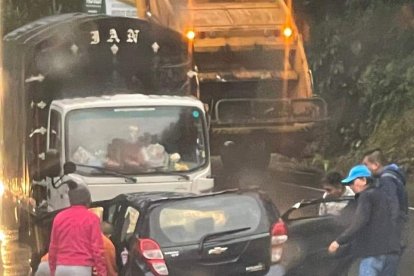 Un auto y un camión chocaron en la vía Baños-Puyo.