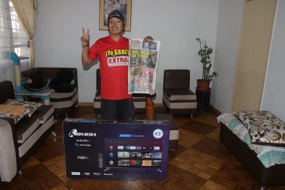 El primer ganador a nivel nacional mostró contento su premio y el ejemplar con el que jugó y se hizo acreedor al televisor.