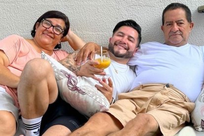 El papá de Jorge Heredia necesita de cuidados, por eso con su mamá decidieron estudiar para auxiliares de enfermería