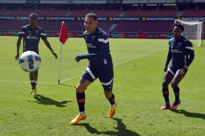 Paolo Guerrero está listo para debutar de forma oficial con los universitarios, quienes apostaron por sus goles.