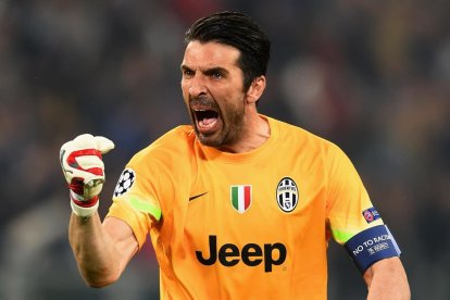 Gianluigi Buffon se retira del fútbol profesional.