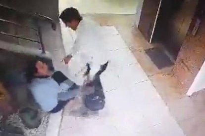 En esta escena se ve al edil forcejear con una mujer, quien termina en el piso.