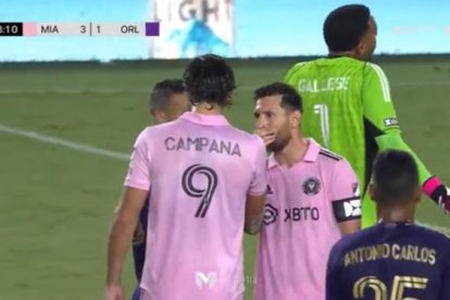 Leonardo Campana y Lionel Messi en la pelea con Felipe.