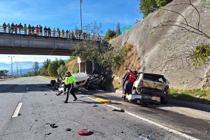 Una plataforma embistió a dos vehículos en la Ruta Viva.