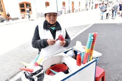 Los helados de María Delia Guamán aplacan los ‘solazos’ que azotan la capital.