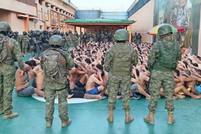 Uniformados de la Policía Nacional y Fuerzas Armadas ingresaron a tomar control del pabellón 12 de la Penitenciaría del Litoral.