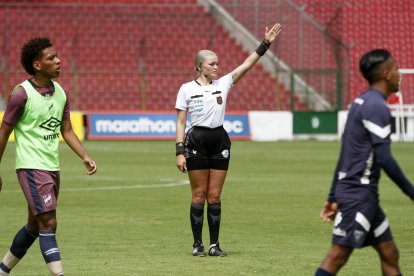Gisselle Giler es una de las árbitras que destaca en los torneos de la FEF.