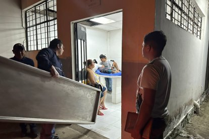 En la morgue del hospital, familiares del fallecido estaban consternados por lo acontecido.