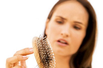 Preste atención cuando se pase la mano por su cabellera o se peina. Si le quedan abundantes hebras en sus dedos o en el peine es hora de acudir al doctor.
