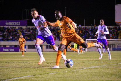 Libertad y Emelec no se hacen daño en el primer tiempo.
