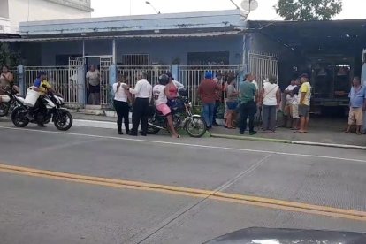 La mujer recibió al menos ocho disparos.