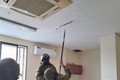 Los techos falsos del Centro de Detención Provisional, dentro del complejo carcelario, también fueron revisados por las Fuerzas Armadas.