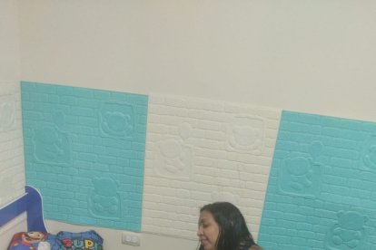 No puedes dejar que tu hijo te controle, cuando le ordenes que tiene que dormir no debes de suplicarle.